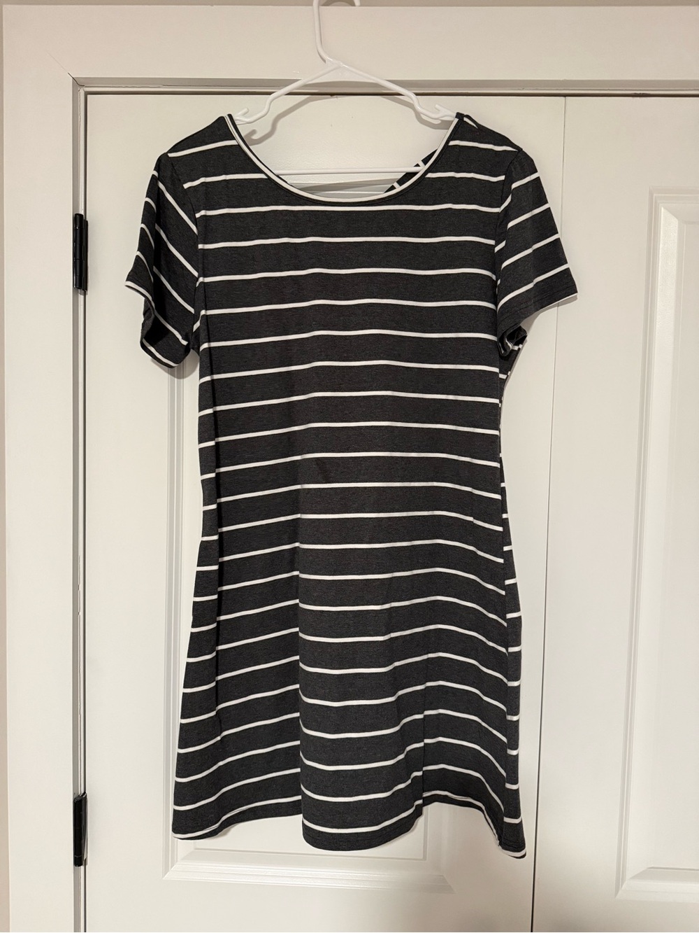 Striped Short-Sleeve Casual Dress in Black and White